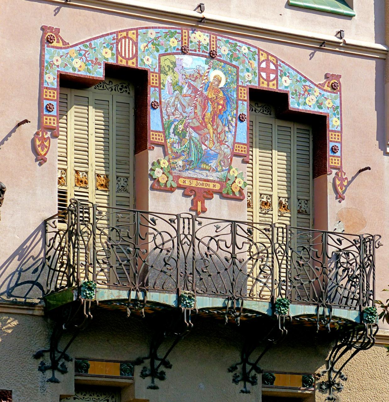 Мозаичное панно из керамики на фасаде и кованный балкон в стиле арнуво