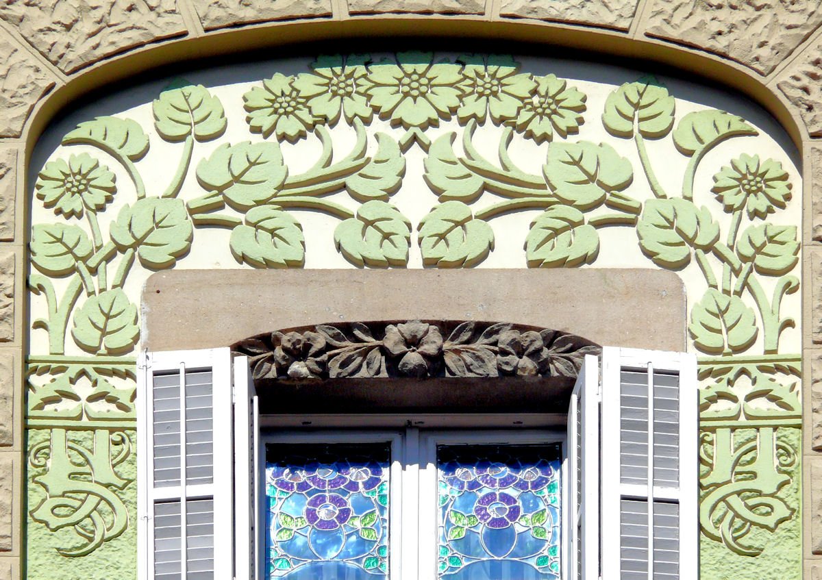 Зеленый орнамент на фасаде в стиле модерн