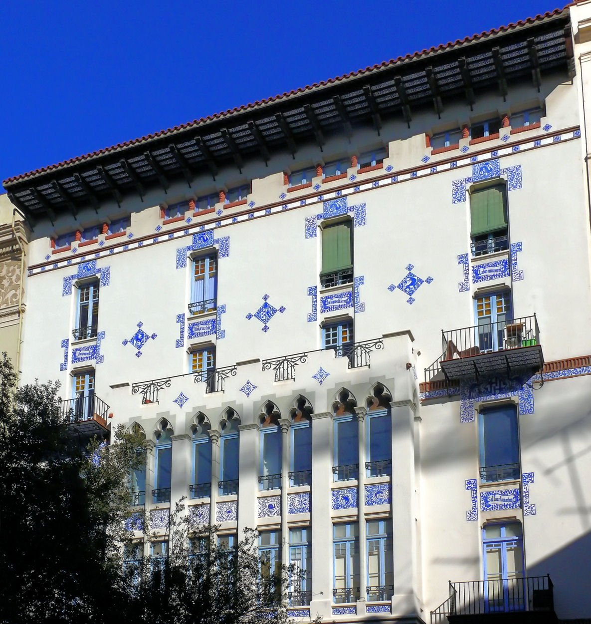 Яркие синие керамические вставки на светлом фасаде