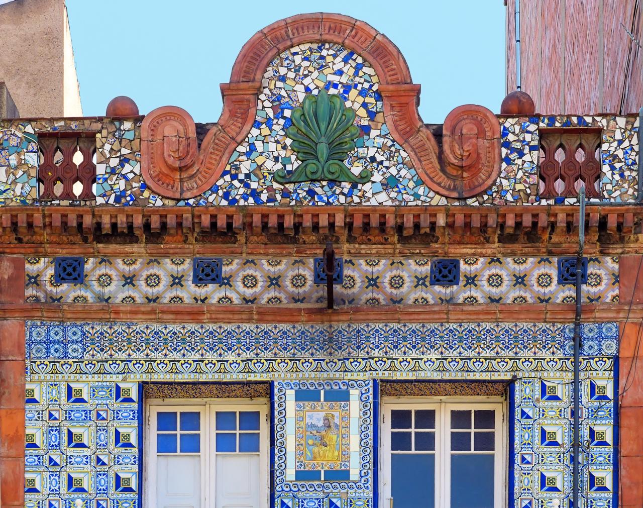 Испанские мотивы пестрой керамики на фасаде в стиле модерн