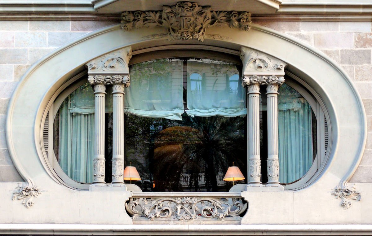 Большое овальное окно в стиле модерн с колоннами