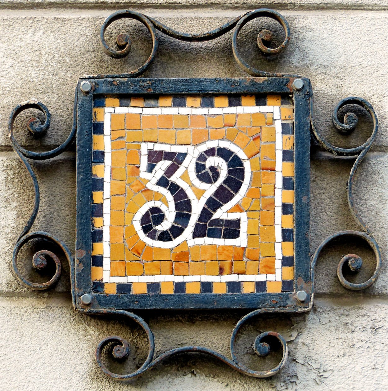 Мозаичная табличка с номером дома