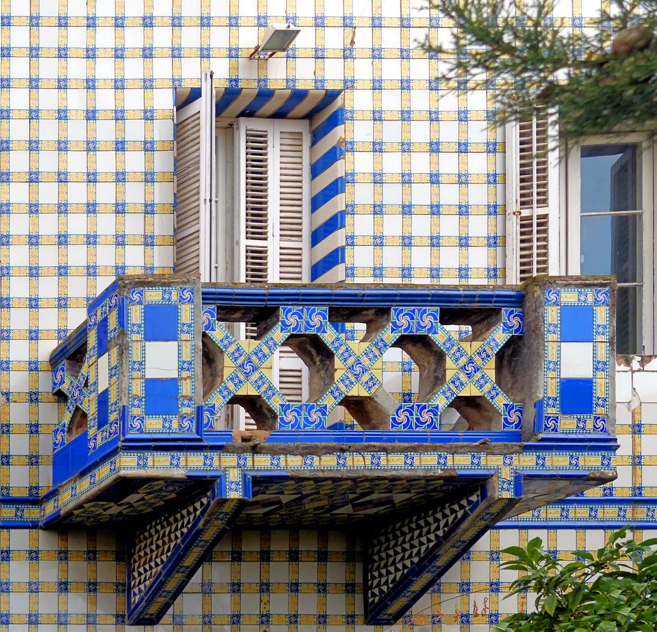 Узоры из синей керамики на балконе