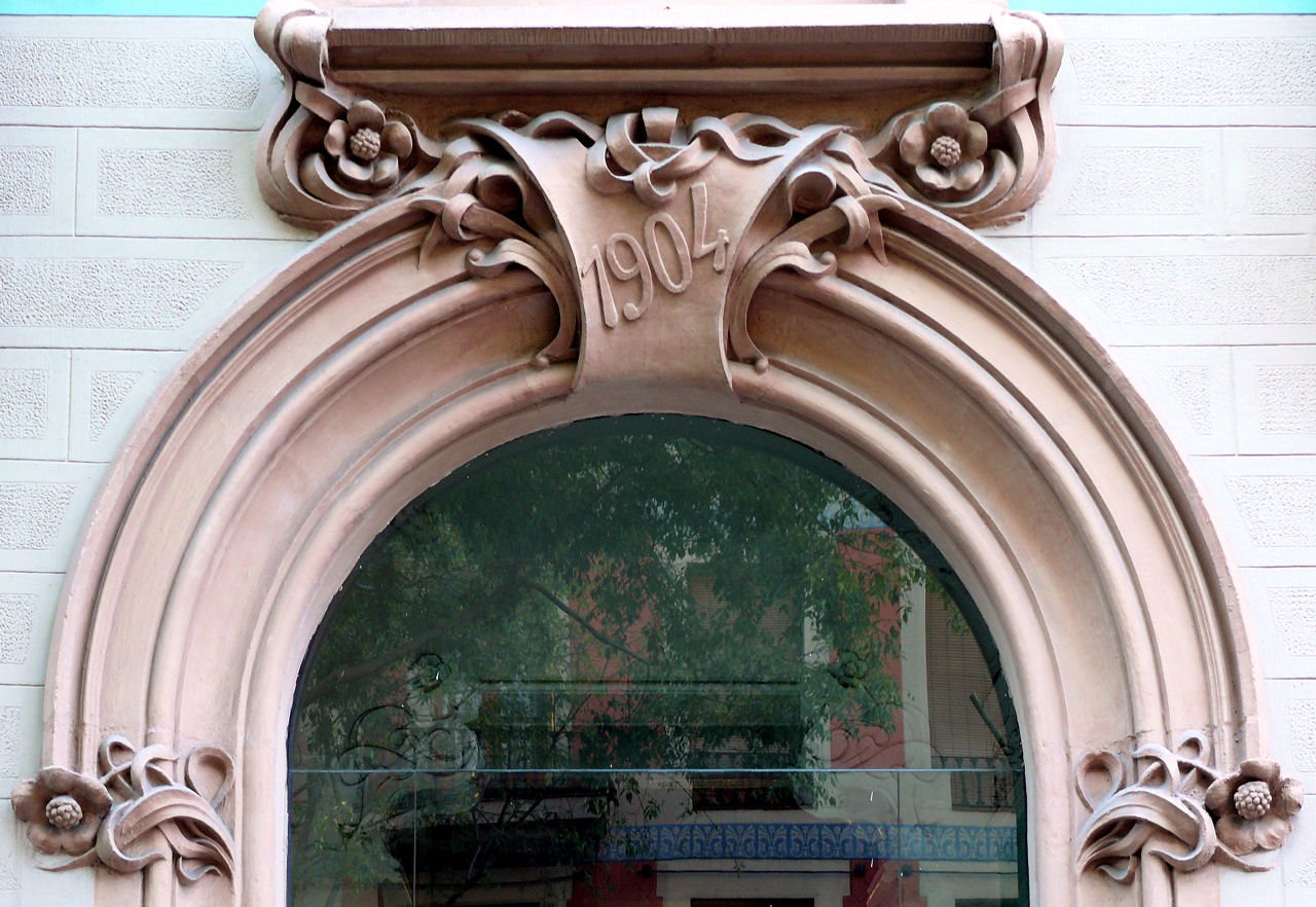 Арочное окно витрина с лепниной