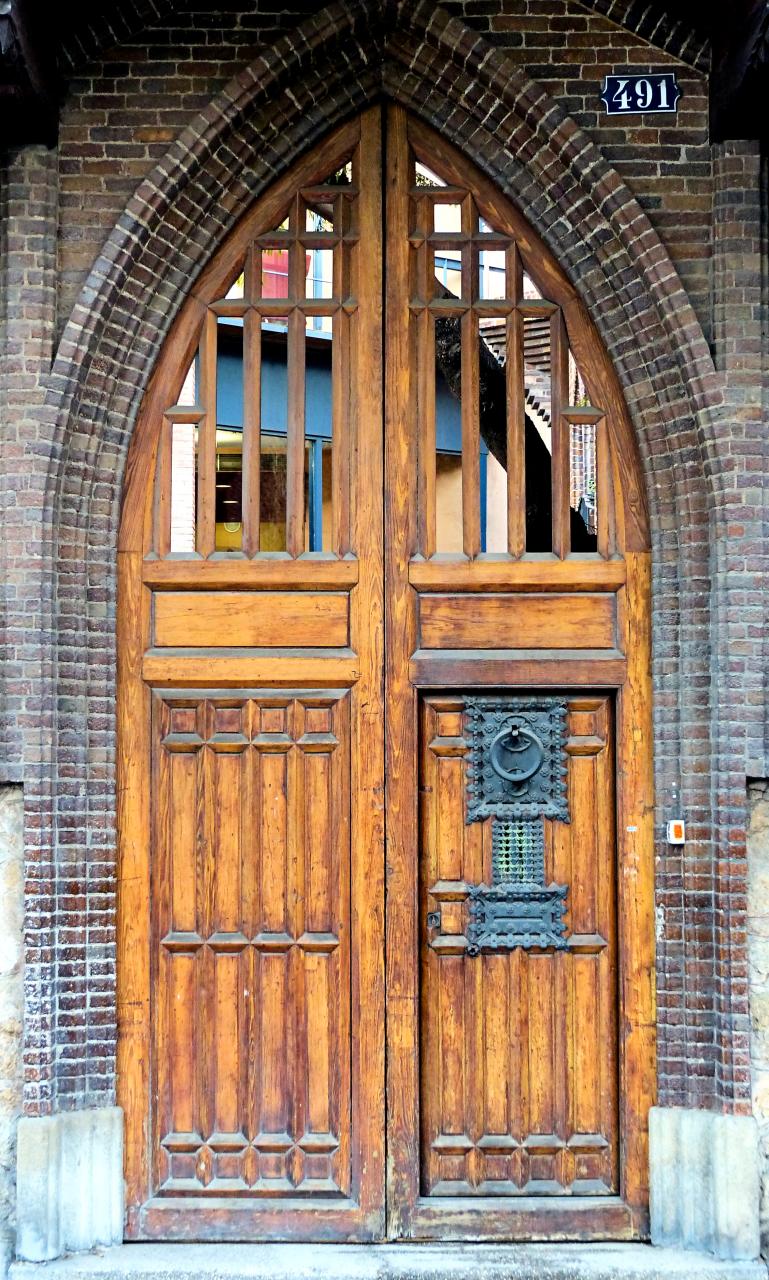 Килевидная дверь в готическом стиле