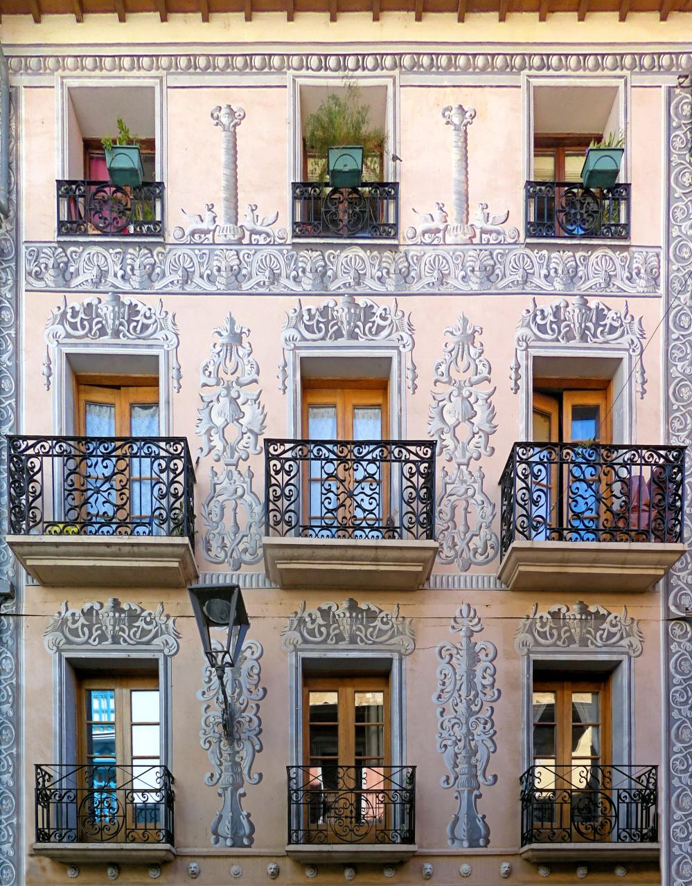 Обильная роспись на фасаде, имитирующая лепнину