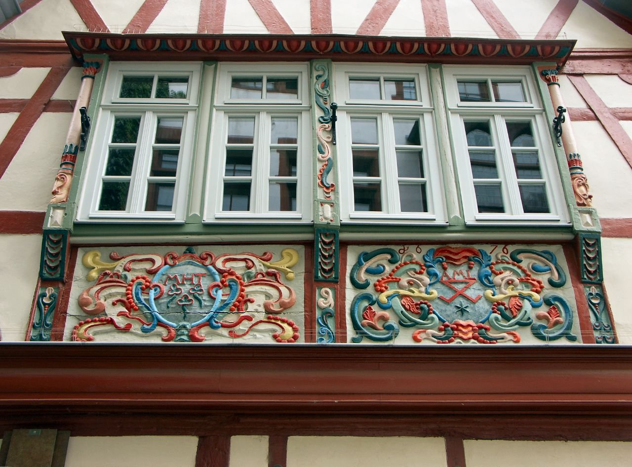 Окно, украшенное цветными декоративными панелями 