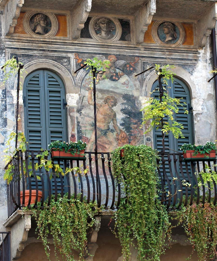 Балконные фрески