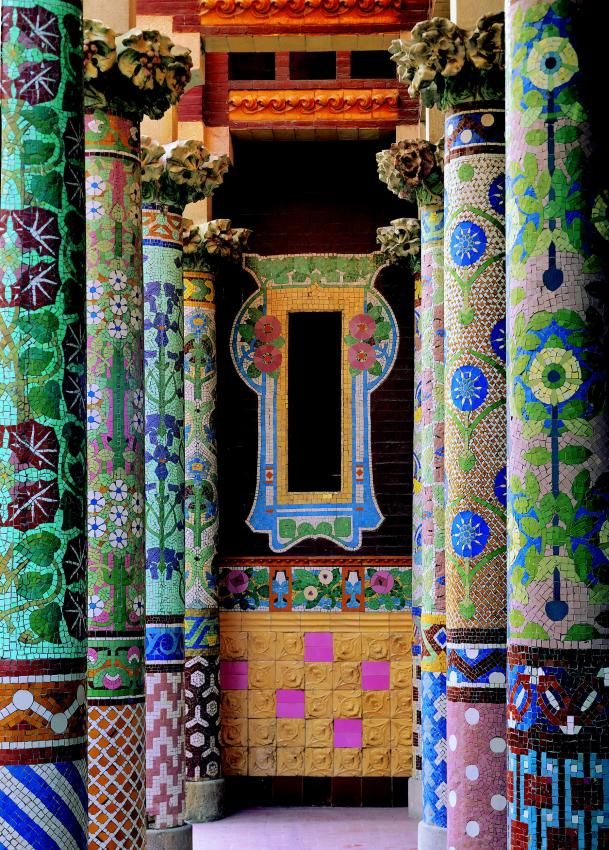 Яркие колонны с мозаикой