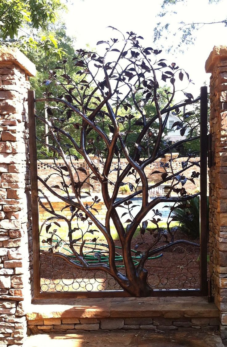 Кованная калитка в виде дерева
