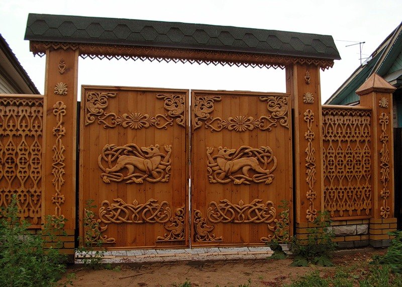 Деревянные ворота, украшенные резьбой