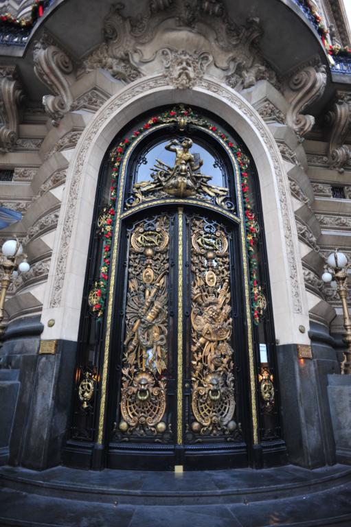 Входная дверь, богатая декором в стиле ампир