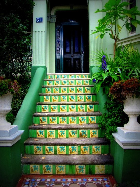 Зеленая лестница с керамической плиткой