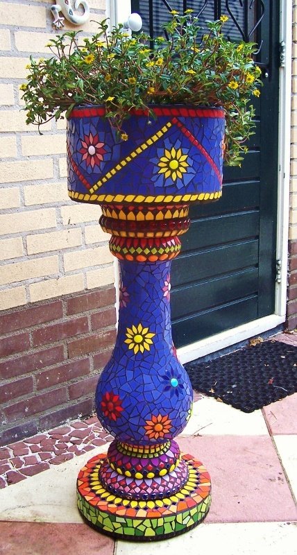 Цветочная клумба из мозаики