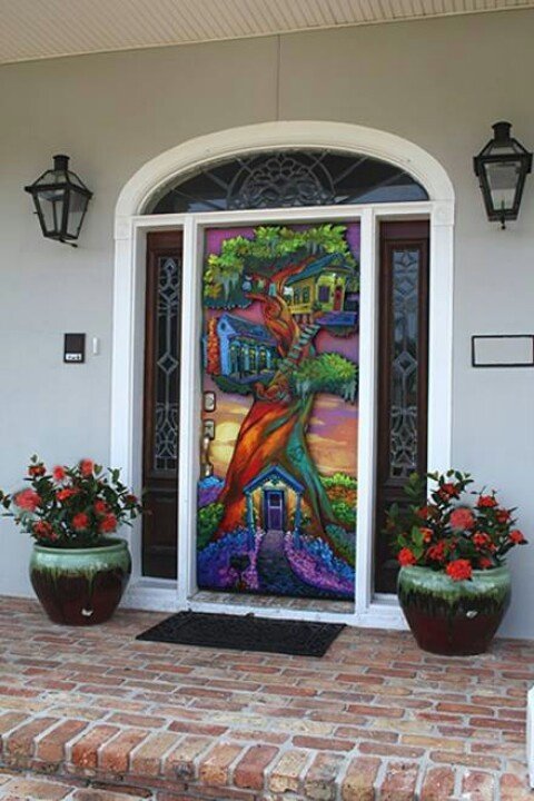 Дверь с ярким рисунком