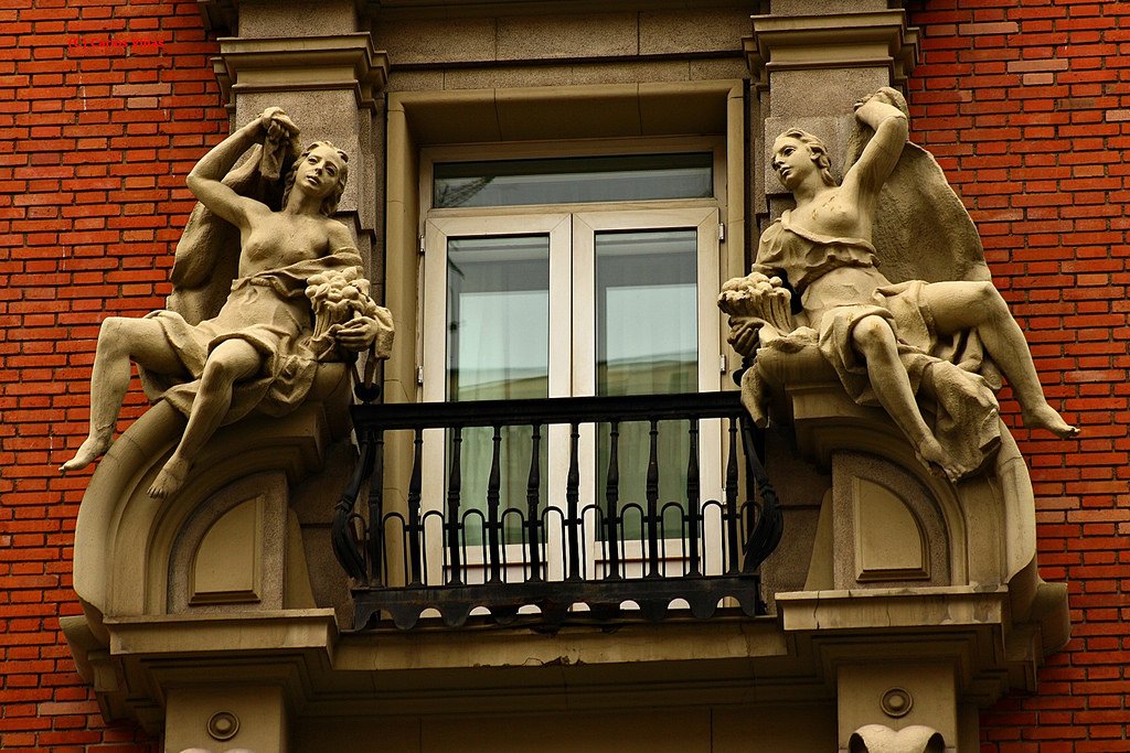 Балкон, украшенный величественными статуями