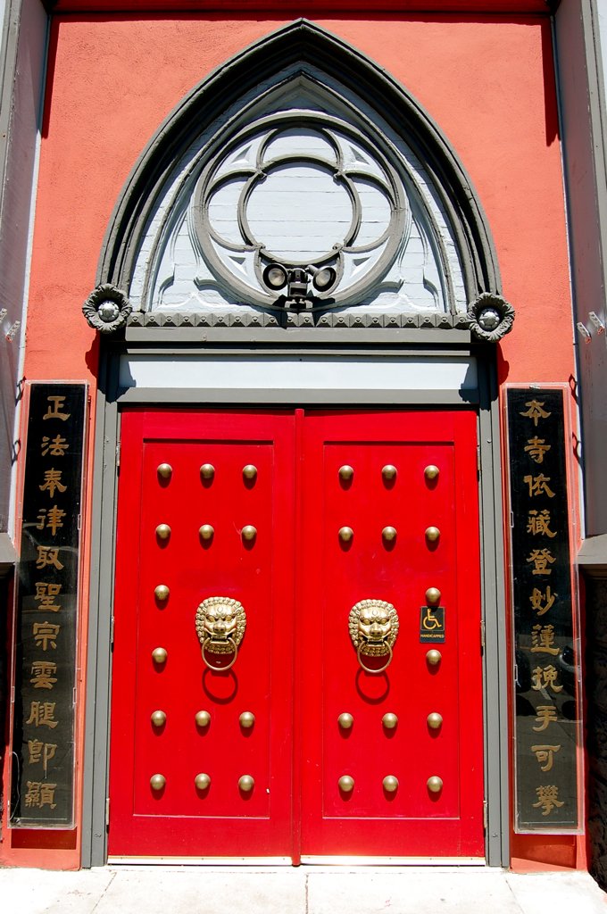 Красные двери