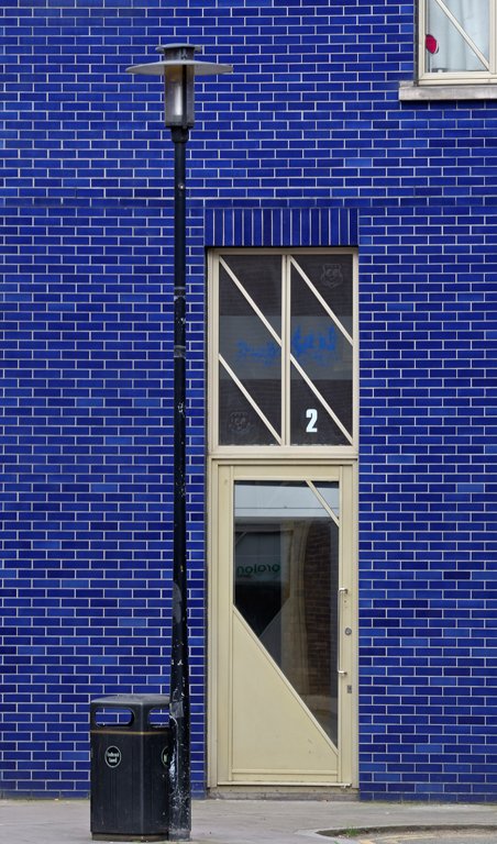 Оригинальная дверь на синей стене