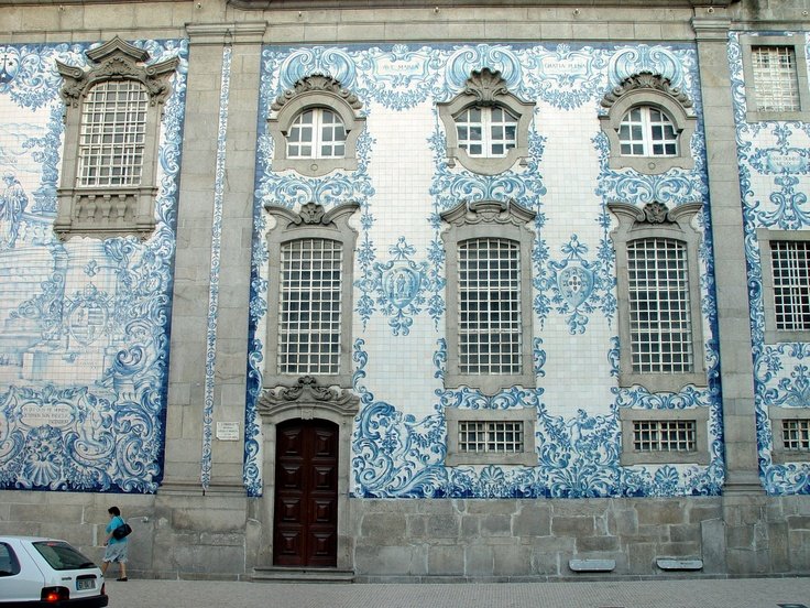 Голубые изразцы во всю стену с барочным орнаментом
