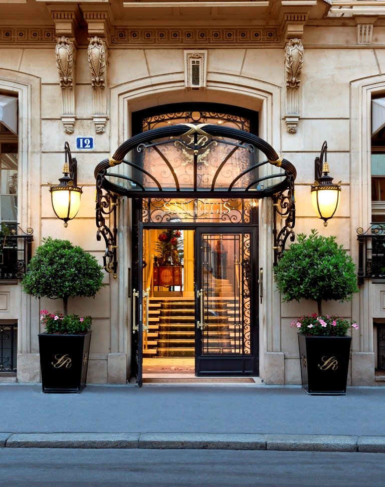 Вход в отель San Regis, Париж.