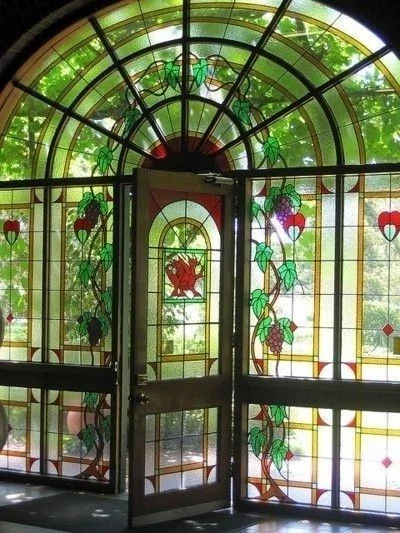 Витражный арочный фасад с растительным орнаментом