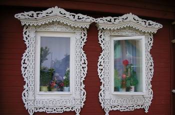 Ажурные белые деревянные наличники на окнах