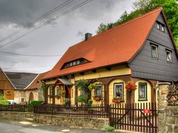 Пример  фасада пестрого цвета в деревенском стиле