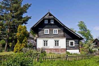 Фото красивого дома пестрого цвета в деревенском стиле