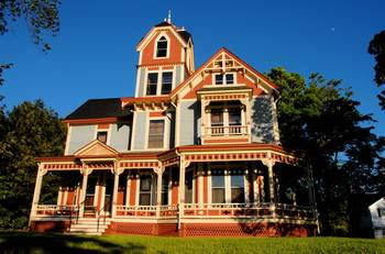 Дом пестрого цвета в викторианском стиле