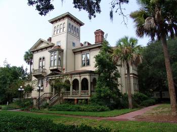 Пример отделки фасада дома бежевого цвета в викторианском стиле
