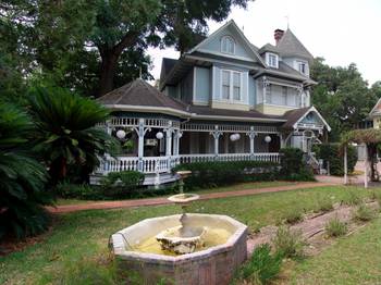 Пример красивой отделки фасада дома голубого цвета в викторианском стиле