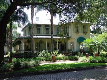 Дизайн фасада дома бежевого цвета в викторианском стиле