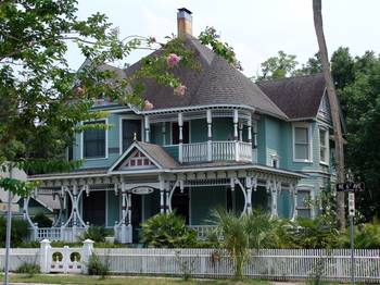 Красивый фасад бирюзового цвета в викторианском стиле