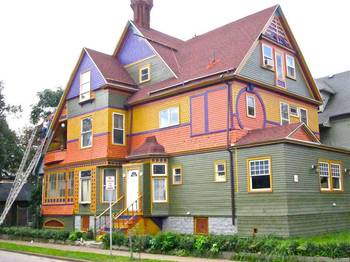 Разноцветный деревянный дом