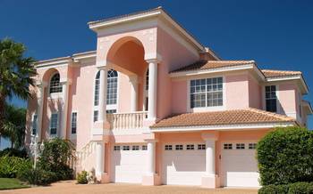 Пример красивого фасада розового цвета в средиземноморском стиле
