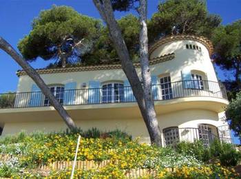 Фото красивого дома в средиземноморском стиле с башней