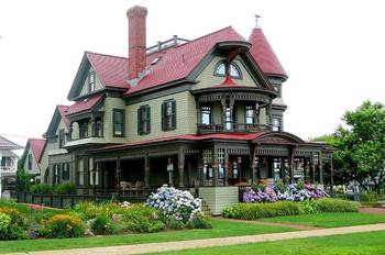 Дизайн фасада дома зеленого цвета в викторианском стиле