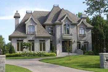Красивый дом серого цвета в французском стиле