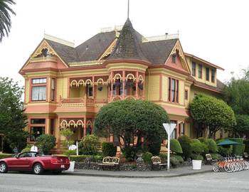 Фото дома пестрого цвета в викторианском стиле