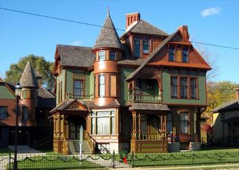 Облицовка фасада дома пестрого цвета с радиусными элементам