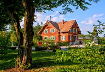 Дизайн дома оранжевого цвета в деревенском стиле