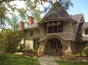 Каменный дом в стиле Тюдор с круглым входом и острой башенной крышей - "колпаком" 