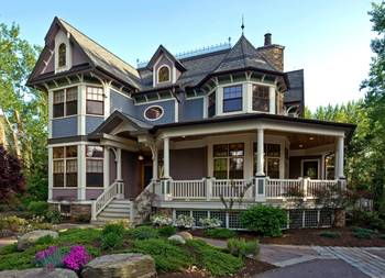 Пример облицовки дома в викторианском стиле с красивым входом