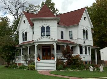 Дизайн фасада дома в викторианском стиле с красивым входом