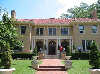 Фото красивого дома бежевого цвета с красивым входом
