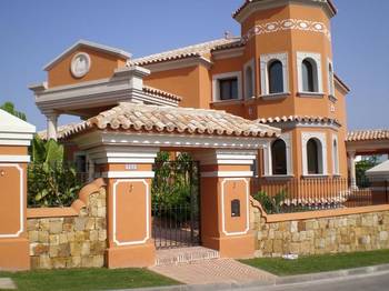 Фото оранжевого дома в восточном стиле