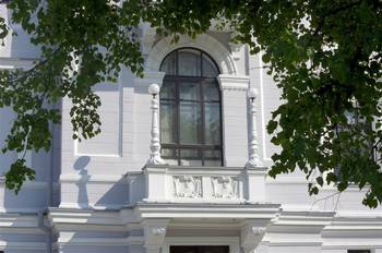 Дизайн фасада частного дома белого цвета в классическом стиле