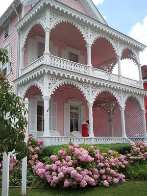 Восточный фасад розового цвета