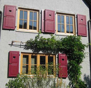 Дизайн фасада частного дома красного цвета в авторского стиле