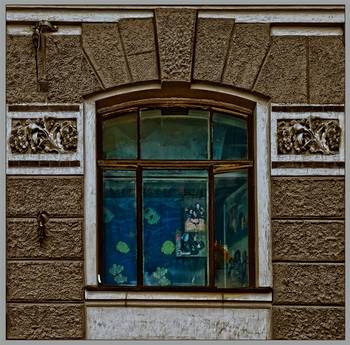 Отделка фасада дома коричневого цвета в псевдорусском стиле